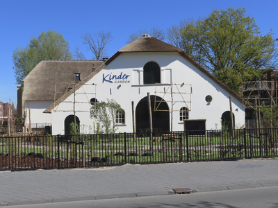 902315 Gezicht op de voorgevel van het gerestaureerde stalgebouw op het boerderijcomplex Hof ter Weyde aan de Louis ...